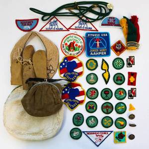 lot 29 image: Lot of Vintage Patches Beadwork Purse Scouts Patches
