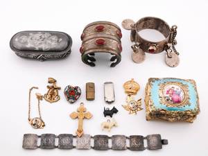 lot 36 image: Vintage Jewelry Trinket Box Medals Pendants Lot Base Metals
