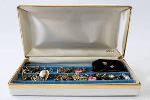 lot 57 image: Costume Jewelry Lot Earrings Vintage