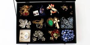 lot 64 image: Costume Jewelry Lot Pin Brooch Earrings Necklace Pendant Vintage