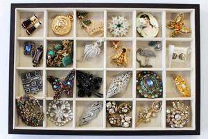 lot 67 image: Costume Jewelry Lot Pin Brooch Pendant