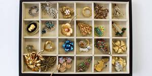 lot 68 image: Costume Jewelry Lot Pin Brooch Christmas