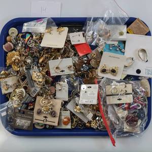 lot 113 image: Costume Jewelry Large Lot Earrings Vintage & Modern