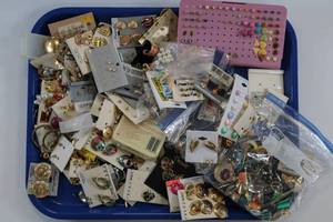 lot 105 image: Costume Jewelry Large Lot Earrings Vintage & Modern