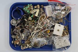 lot 103 image: Costume Jewelry Large Lot Vintage & Modern Useable & Crafting