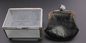 lot 124 image: Vintage Jewelry Box & Coin Purse