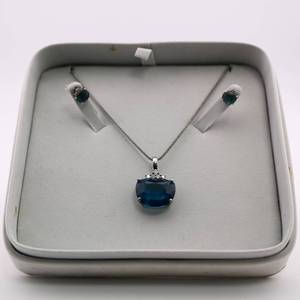 lot 122 image: Stauer Sterling Silver Necklace & Earring Set