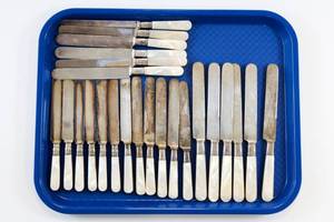 lot 130 image: Mother of Pearl Knives 4 Sets Sterling Silver Band Silver Plated Blade