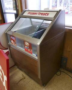lot 61 image: Silver King ice cream freezerrefrigerator Model SKFTC-30