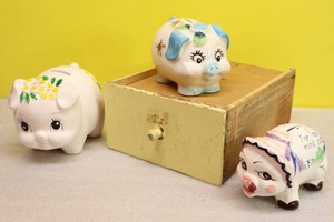 lot 6 image: Vintage Porcelain Pig Piggy BanksHand-Painted For My Mink Coat Taiwan Japan Etc