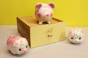 lot 10 image: Vintage Pig Piggy Coin BanksHand-Painted Porcelain Wall Drug So. Dakota Cobalt Blue Reno 1989 Enesco Taiwan Etc