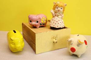 lot 11 image: Vintage Pig Piggy Coin BanksHand-Painted Pottery Ceramic Plastic Japan Chalk-Ware Etc