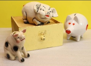 lot 13 image: Vintage Pig Piggy Coin BanksHand-Painted Mexico Glazed Pottery Taiwan Hearts