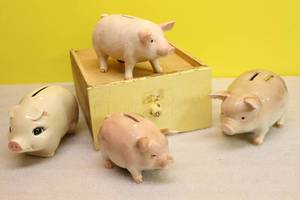 lot 16 image: Vintage Pig Piggy Coin BanksHand-Painted Ceramac 1983 FSMC OMC Japan Etc.