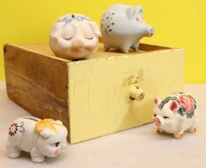lot 18 image: Vintage Pig Piggy Coin BanksHand-Painted Porcelain Miniatures Japan Etc.