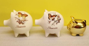lot 22 image: Vintage Pig Piggy Coin BanksHand-Painted Porcelain Minnesota Butterfly Gold-Plated Etc