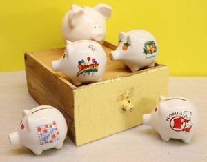 lot 24 image: Vintage Pig Piggy Coin BanksHand-Painted Porcelain Florida Peaches Etc