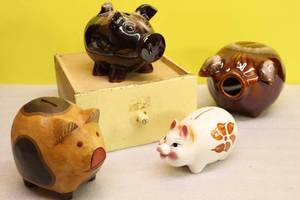 lot 27 image: Vintage Pig Piggy Coin BanksHand-Painted Porcelain Pottery Ceramic Clay Corky Pig USA Fred Roberts San Francisco Hand-Carved Wood Indonesia Ind