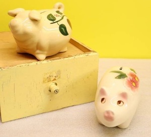 lot 29 image: Vintage Pig Piggy Coin BanksHand-Painted Porcelain Pottery Red Wing Apple Pottery Artist in the Park 2000 Floral Copley Etc.
