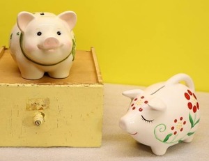lot 30 image: Vintage Pig Piggy Coin BanksHand-Painted Porcelain Shamrock St. Patricks Roman Inc. 2001, Artistic Gifts Inc Ca. Japan Etc.