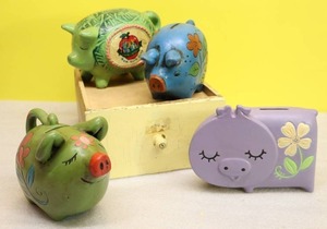 lot 33 image: Vintage Pig Piggy Coin BanksHand-Painted Pottery Ceramic The Big Apple New York City Etc