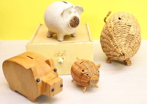 lot 37 image: Vintage Pig Piggy Coin BanksHand-Crafted Pottery Tostoe Wicker Wood Removal Nose