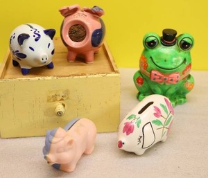 lot 39 image: Vintage Pig Piggy Coin BanksHand-Painted Porcelain Pottery By John Deneen Kitschy Frog Ceramic 5541 Delft Cobalt Blue DBL