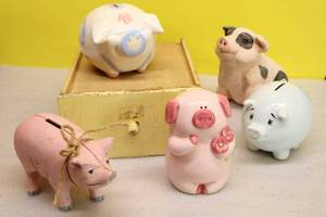 lot 40 image: Vintage Pig Piggy Coin BanksHand-Painted Porcelain Ceramic AmeriCast Cast Iron MT Pet Pals Papel Korea