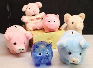 lot 45 image: Vintage Pig Piggy Coin BanksMinnesota Plastic Korea Dakin Animal Fair Stuffed Pigs Etc