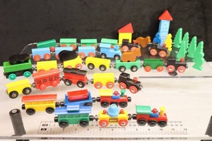 lot 58 image: Vintage 1970s Magnetic Wood and Brio Plastic Train Set Village Includes 28 Carriages 16 Figures