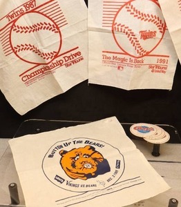 lot 60 image: Controversial Vintage 1989 Hankie Coupon Button Up The Bears Vikings Vs Bears JCPenney Levis Towel Coupon 25% Off Mens and Childrens1991 Homer Hankies,