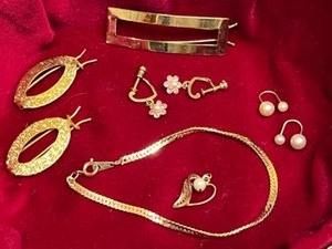 lot 1A image: Collectible Gold Pearl Gem Jewelry & Accessories7 Bracelet Clasp Korea, Daisy Pink Pearl Screw-Back Earrings, Heart Pearl Pendant, Hair Clip, Gold Pearl Clamp Earrings