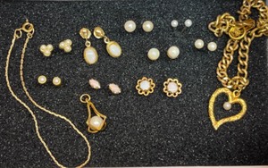 lot 2A image: Collectible Gold Pearl Jewelry6 Gold Bracelet, 6 Gold Heart Pearl Pendant Bracelet, MOP Mother of Pearl Style Earrings Etc