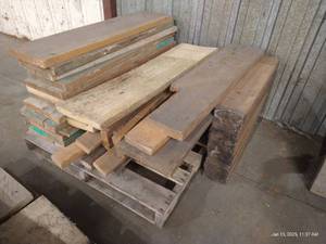 lot 141 image: Pallet of Miscellaneous Wood