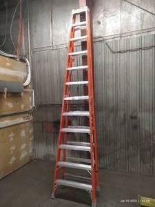 lot 154 image: Louisville 16 Fiberglass Stepladder