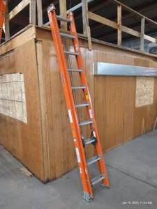 lot 157 image: Louisville 20 Fiberglass Extension Ladder