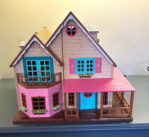 lot 101 image: Little Woodzeez Honeysuckle Hillside Cottage