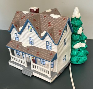 lot 113 image: Department 56 Snow Village Farm House