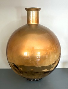 lot 29 image: Decorative Shimmering Glass Vase
