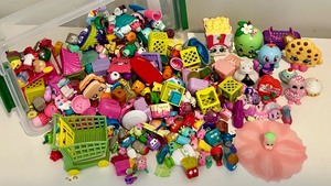lot 51 image: Collection of Shopkins and other Small Toy Collectables