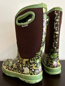 lot 69 image: Gently Used Gils Bogs Boots Zoo Classic Design
