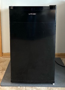 lot 235 image: Small Upstreman Refrigerator BR321