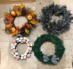 lot 366 image: Four Festive Wreaths