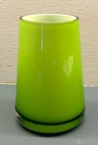 lot 379 image: Gorgeous Green Glass Vase by Villeroy & Boch