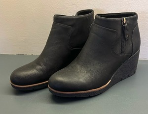 lot 409 image: Dr. Scholls Size 11 Wedge Boots