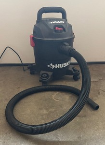 lot 467 image: Husky 4 Gallon Wet  Dry Vacuum