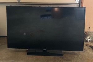 lot 472 image: Samsung 55 TV Model UN55J620DAF