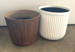lot 473 image: Two Pretty Planters