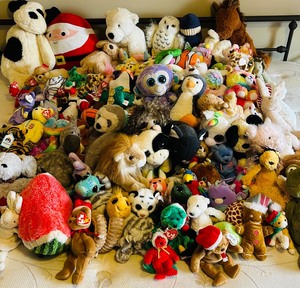 lot 337 image: Fun Collection of Stuffed Animals  Beanie Babies