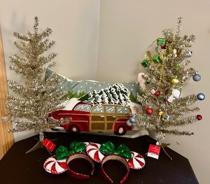 lot 422 image: Fun Holiday Decor